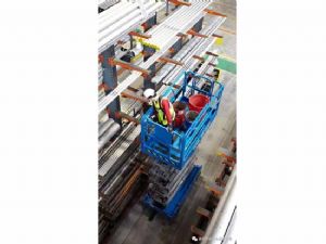 剪式高空作業(yè)車